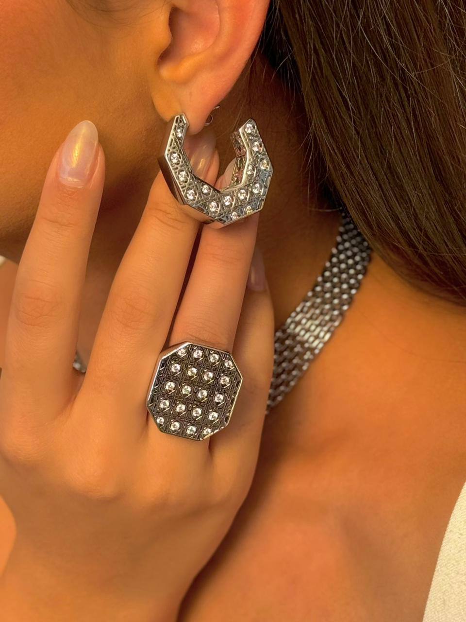 Brinco argola telado cravejado de microzircônias