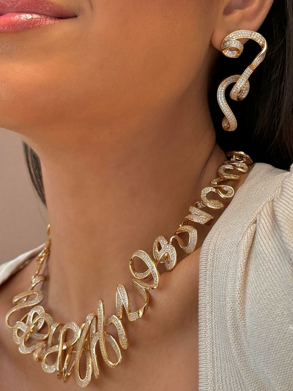 Brinco orgânico torcido cravejado com micro zircônias